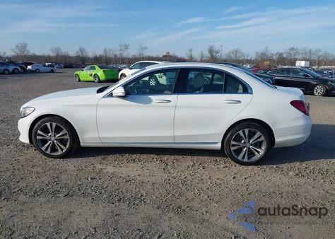 2015 Mercedes-Benz C 300 4Matic z USA, uszkodzony, nr VIN 55SWF4KB9FU036356